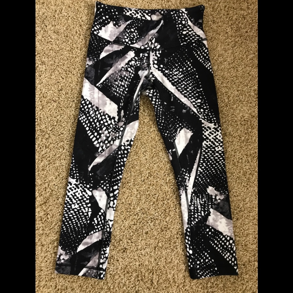 Lululemon Wunder Under Crops! Sz. 4!